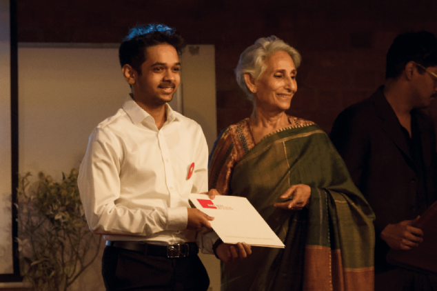 Prof. Usha Patel handing over diploma to IIAD student