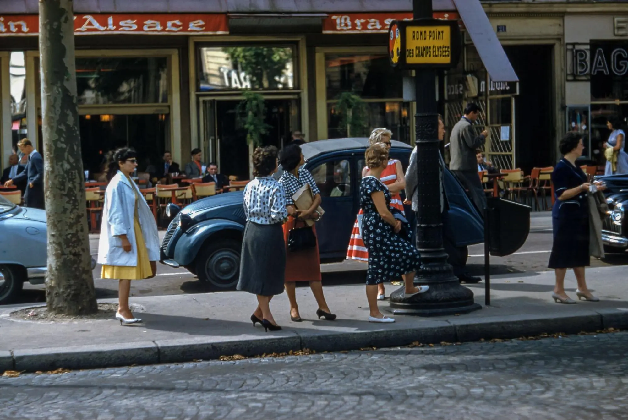  Fashionable women in Paris