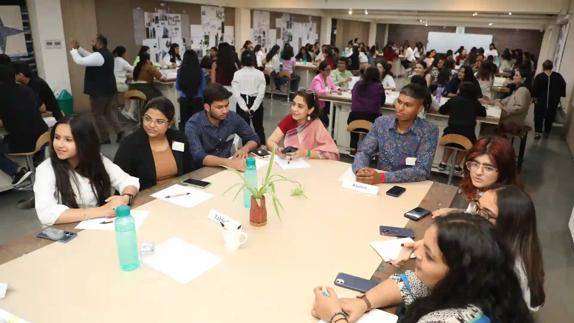 Discussions between students, alumni, faculty and experts 