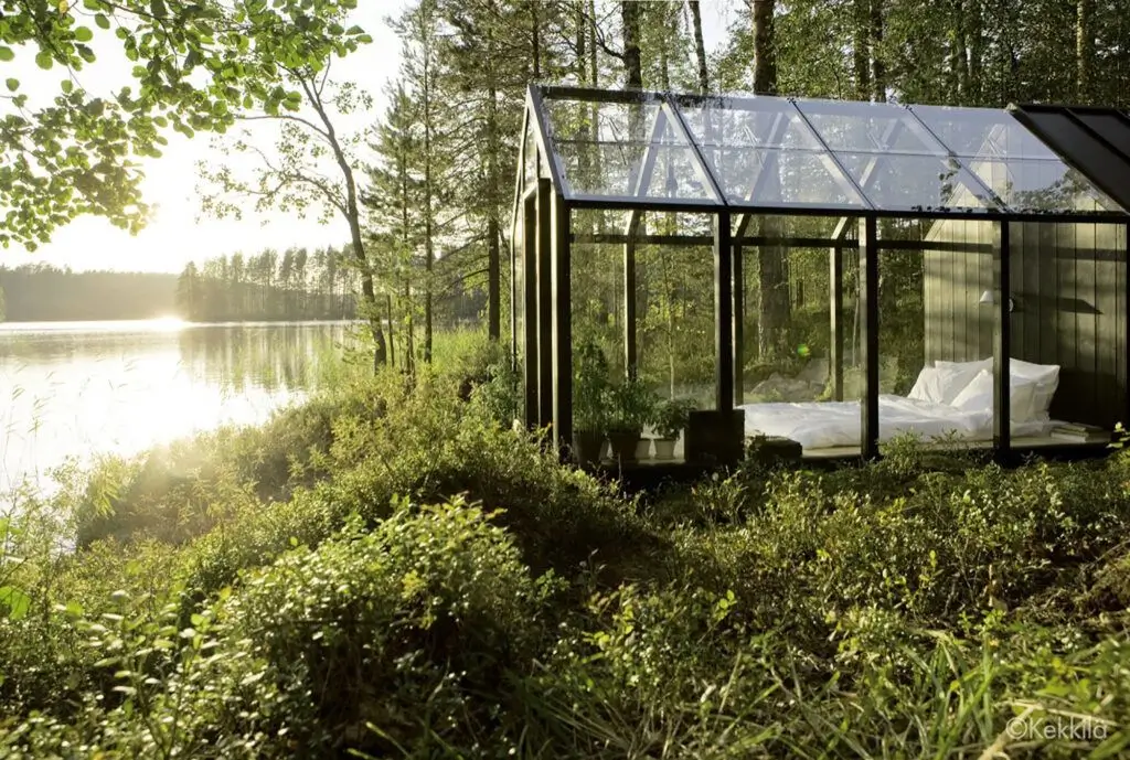 Glass-walled cabin promoting clean air design