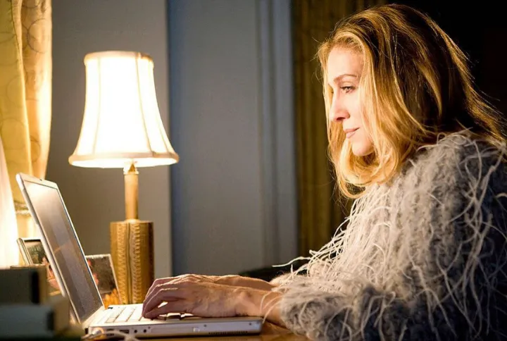  Fashion Writer Working